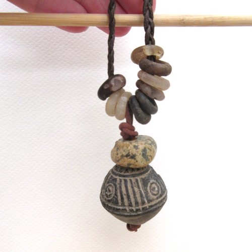 Terre d'afrique pour ce collier tribal unisexe talisman avec céramique ancienne et perle granit du néolithique  .....
