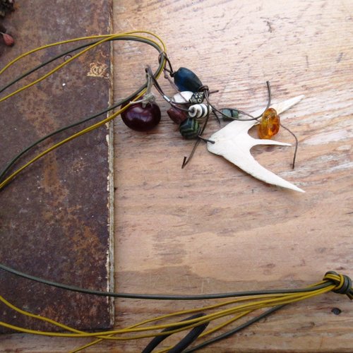 Contrastes en quête d'idéal : un collier grigri tribal unisexe avec grosse perle en résine  ....