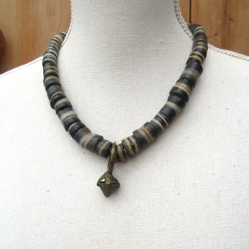 Temps elastiques: un collier tribal rustique, unisexe et primitif avec perles anciennes en verre et bague laiton lobi