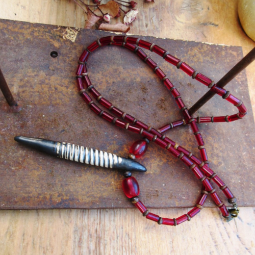Jongler avec ses idées 1: un collier unisexe sautoir talisman en perles verre dutch dogon et vaseline, épine céramique