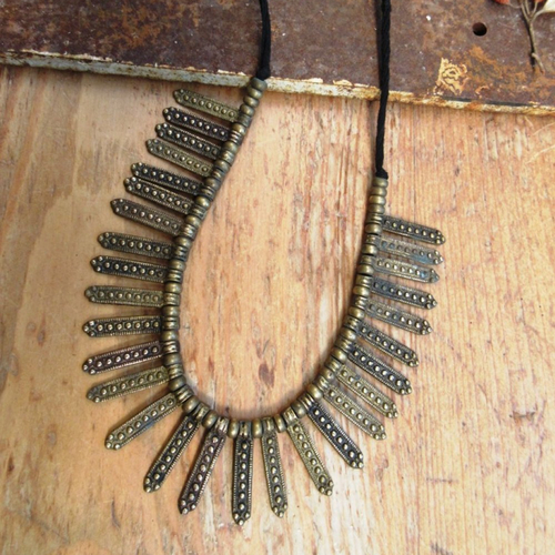 Vendu- l'ame des contours: un collier "ras de cou" ethnique avec breloques en bronze ....