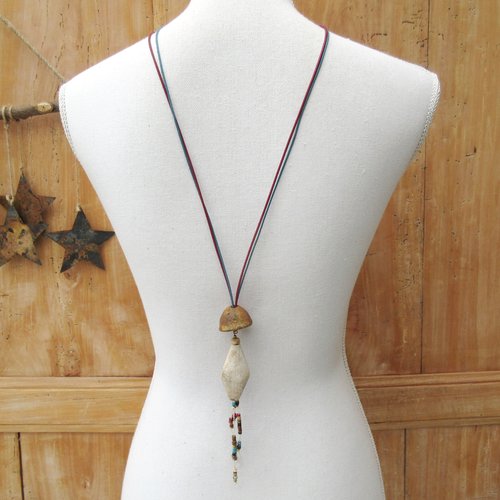 Sentier du bonheur !!!! : un collier minimaliste avec ancienne perle en coquillage et pierre du mali