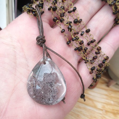 Vendu - sentiments positifs: un long collier sautoir 3 rangs avec pendentif cabochon quartz lodolite