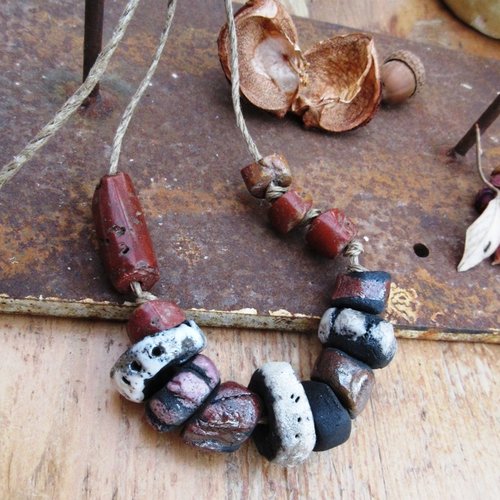 Puissance expressive : un collier de caractère bohème, tribal avec perles-tubes bauxite anciennes ....