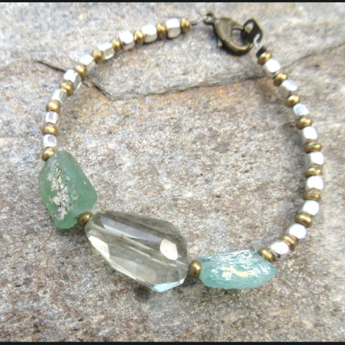 Effets moirés pour ce bracelet unisexe, tribal, boho chic et citadin avec perles argent et améthyste verte ...