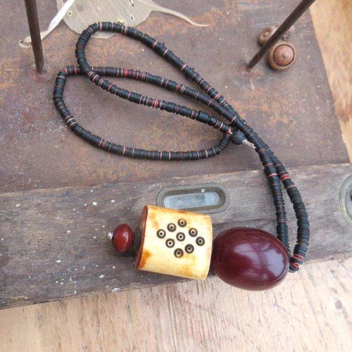 Des echos de la savane  : un collier minimaliste tribal unisexe avec amulette en os du mali ....