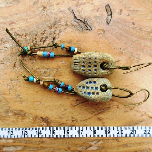 Vendu ..les echos de pierres : des boucles d'oreille asymétriques amérindiennes avec céramiques artisanales talismans
