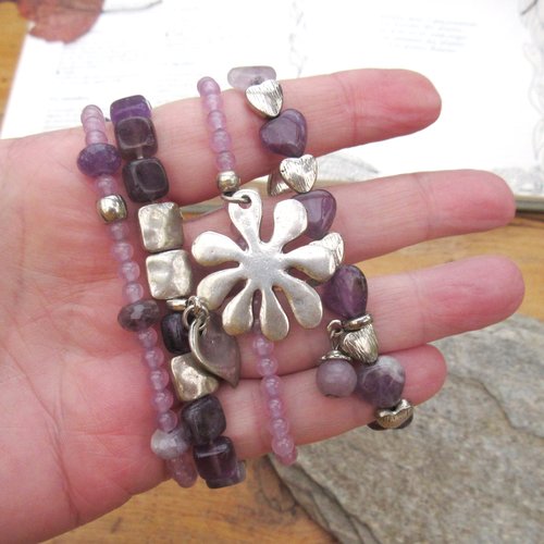 Vendu- reflets et frôlements .... un set de 4 bracelets ajustables avec un bouquet d'améthyste et perles en étain !!!