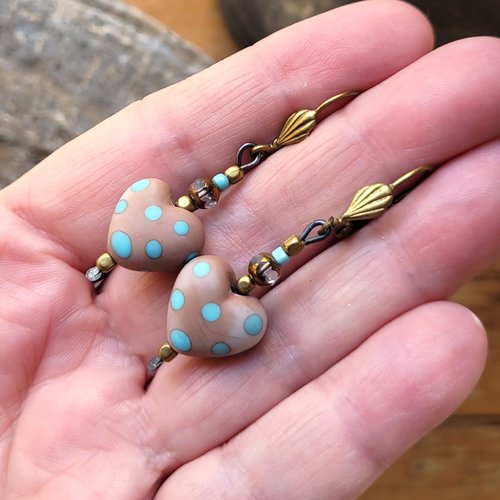 Un petit prix pour la fête des mères avec ces boucles d'oreille "coeur" en verre artisanal ....