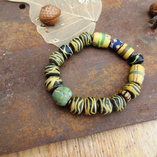Vendu- connaissances intemporelles .... pour ce bracelet unisexe avec perles de collection d'afrique "african trade beads" ...