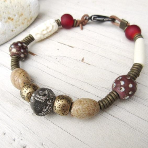 Les tiroirs vagabonds : un bracelet tribal ethnique de toute beauté ; avec anciennes perles vénitiennes rouge à pois blanc,.....