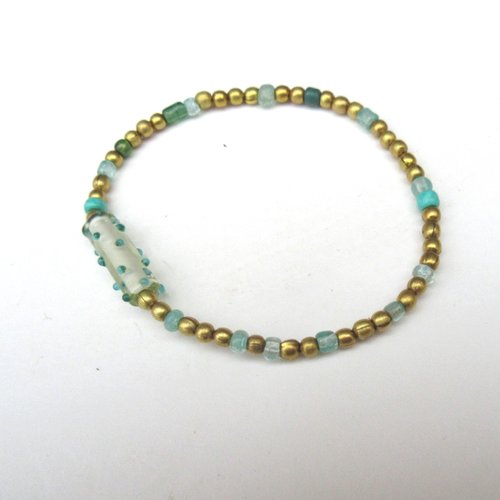 Un petit prix pour ce bracelet unisexe shabby chic réalisé avec des perles en cristal et en laiton ...