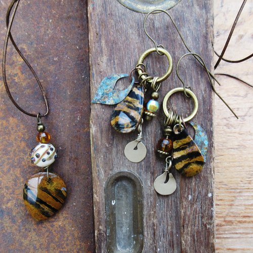 Vendu- le vol du bourdon: parure collier et boucles d'oreille avec de rares cabochons en bois pétrifié d'indonésie !!!