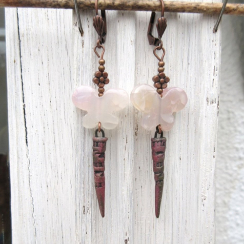 "faire chanter les formes" : des boucles d'oreille romantiques, délicates avec ces papillons en quartz rose