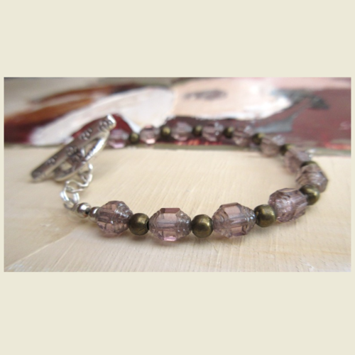 Vendu- des intimes résonances : un bracelet poétique et zen avec perles en verre cathédrale lilas pâle ...