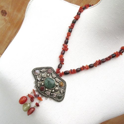 Fantaisies et caprices !!!!! pour ce collier baroque, hippie avec pierres fines et de gemme: jade, cornaline ...