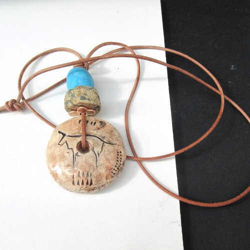 Silences de lascaux : un collier mi-long avec un pendentif en céramique d'art paléolithique peint à la main et vitré ....