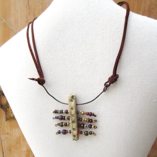 Des rythmes secrets !!!!! : un collier mi-long avec double lien en daim avec pendentif amulette en céramique d'artiste