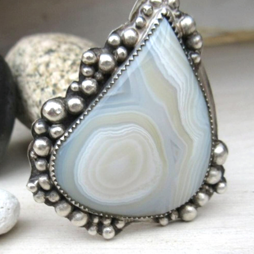 Vendu- une imposante bague argent massif 925 avec un cabochon en botswana agate pour le côté vintage ...