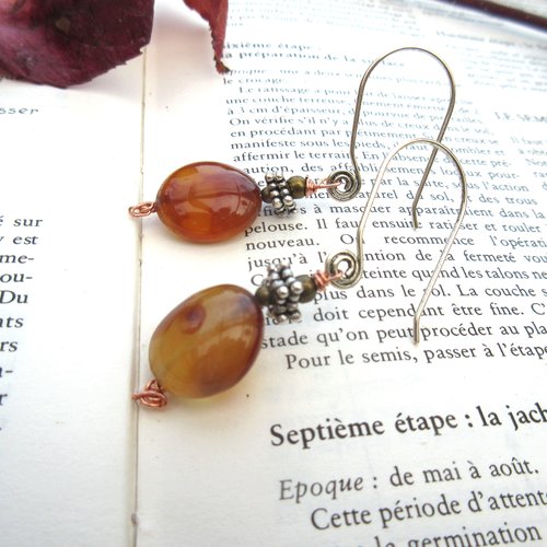 Un zeste d'orange : des perles anciennes en cornaline pour ces boucles d'oreille minimalistes nomades !!!!