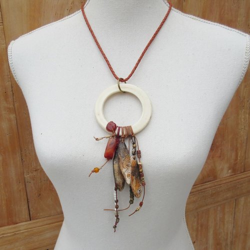 Un instant d'eternité pour ce collier dont le pendentif est un coquillage rare des montagnes du prince alexandre- papouasie