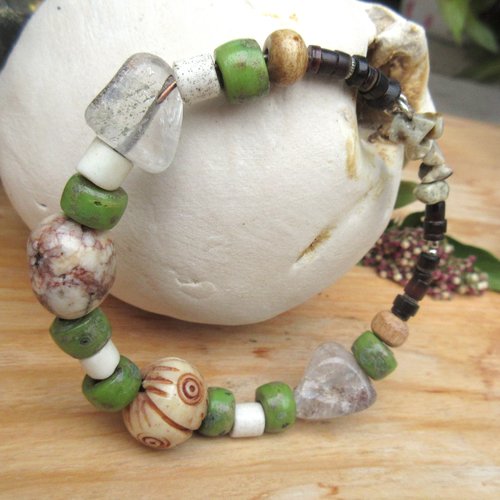 Silence nuancé: un bracelet nomade, éclectique et semi-rigide avec quartz lodolite, vieille agate.....