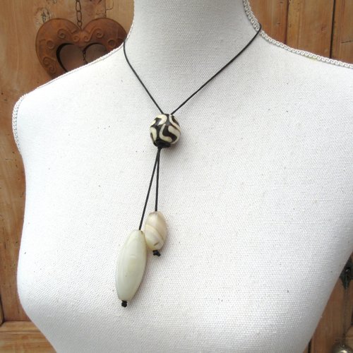 Puissance de la ligne : un collier tribal unisexe avec anciennes perles en agate blanche  du peuple peul au nigéria ...