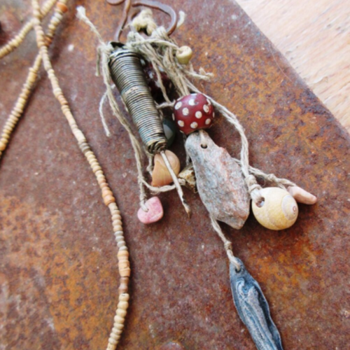 Subtilité du souvenir: un long collier grigris en céramique du mali et perles de collection