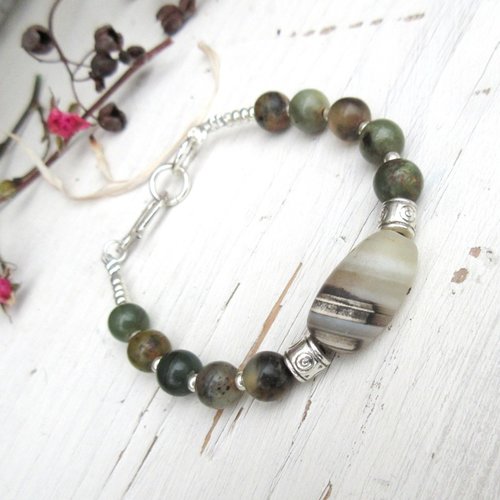 Etrivière de lumière : anciennes perles de jade du népal pour ce bracelet amulette , expressif et unisexe !!!!