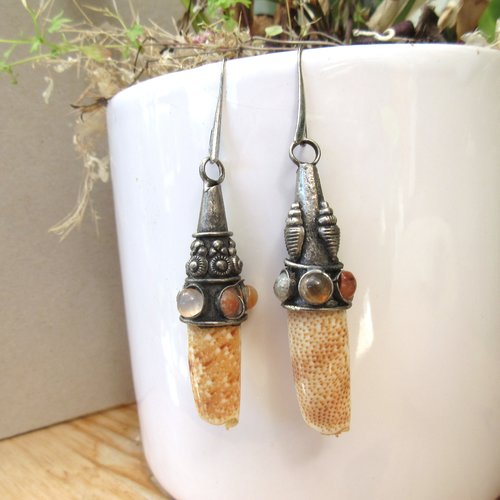 Vendu - les spirales du monde : des boucles d'oreille ethniques asymétriques avec anciens coquillages , pierres fines ....