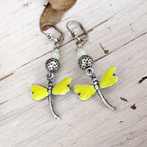 Un prix tout doux pour ces boucles d'oreille minimalistes romantiques avec perles libellules en émail ....