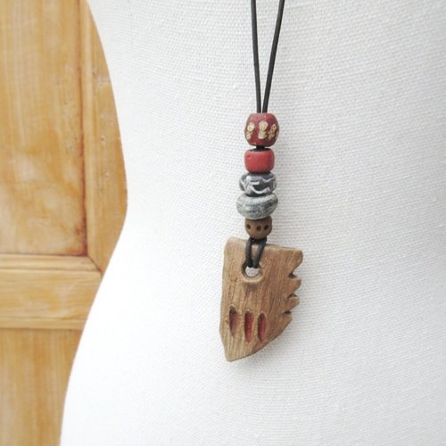 Rumeurs etranges : un collier unisexe "nature" amérindien totem avec céramique artisanale particulière .....