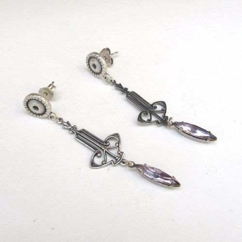 Vendu- un petit prix pour ces boucles d'oreille style art déco française avec breloques argent et cristal rose clair ....