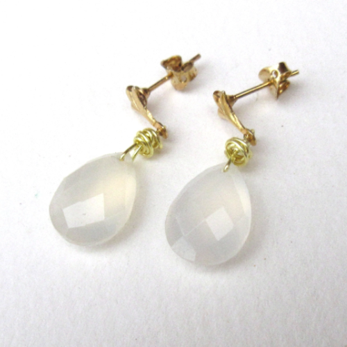 Calcédoine pour ces puces d'oreille plaqué or; minimalistes, wabi sabi chics !!!!  ...