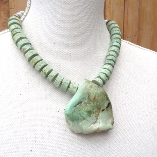 Les ficelles du temps : un collier nomade et précieux avec bouquet de perles heishi en turquoise africaine 100 % naturelle .....