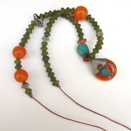 Contrastes visuels : un collier unisexe ,tribal ethnique et racé avec ce superbe pendentif biface en résine, argent, corail et turquoise.