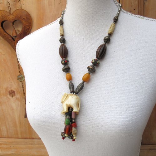 Vendu - intemporalité agissante: un collier tribal de style africain avec éléphant en os, anciennes perles ethniques