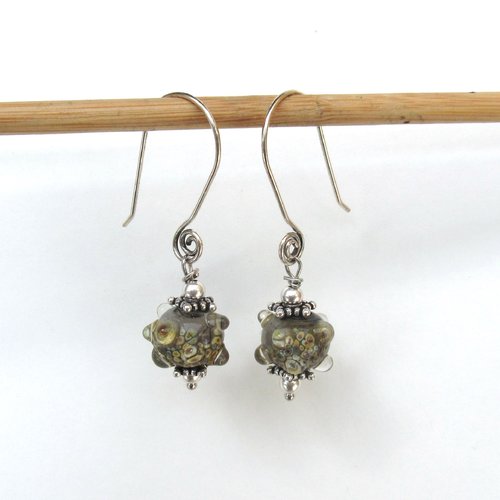 Un prix tout doux pour ces boucles d'oreille minimalistes romantiques avec perles artisanales en verre filé à la main   !!!!
