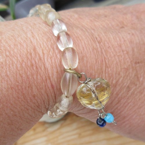 Secrets du coeur : un bracelet chic citadin, tribal avec perles de troc en verre !!!!