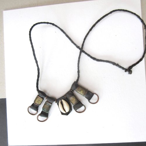 La voie de l'esprit : un collier ethnique primitif racé authentique et unisexe avec amulettes en cuir tribu peule
