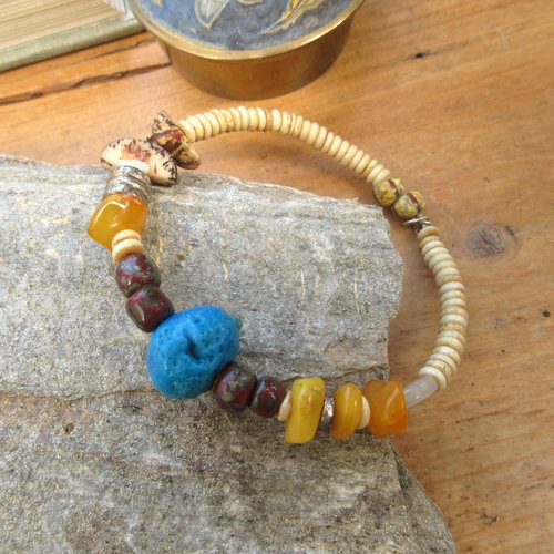 Racines particulières ... !!!!! : un bracelet chic et racé, semi rigide, avec perles en corail ..