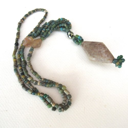 Des formes essentielles : un collier tribal de toute beauté en perles "djenné"