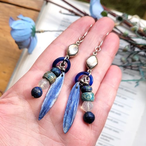 Des boucles d'oreille primitives tribales et premières, petits grigris ... : "fantasques"