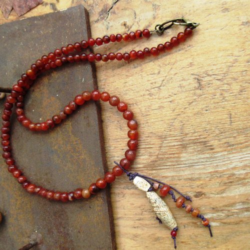 Infinitude de l'instant  : un collier de style africain avec anciennes perles en cornaline du mali ..