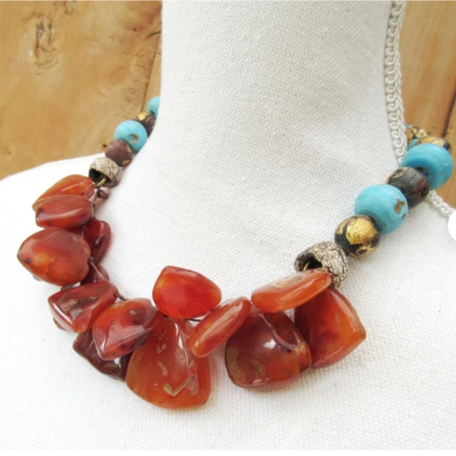 Pelerins de la mémoire :ambiance tribale pour ce collier réalisé à partir de grosses perles de cornaline ancienne...