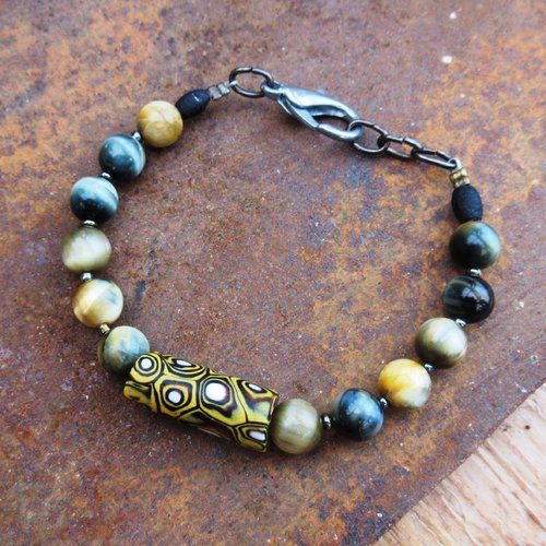 Expression d'une passion: un bracelet shabby chic unisexe avec pietersite et splendide perle tube millefiori african trade bead ..