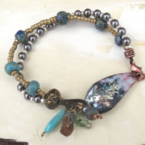 Vendu- embruns enivrants : un bracelet shabby chic citadin 2 rangs avec plaque émail artisanal ...