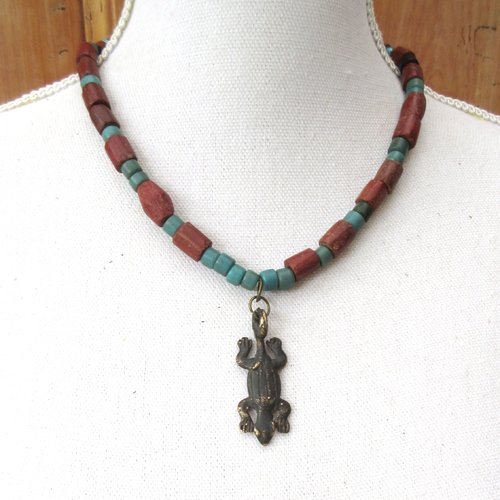 Echos ethniques: un collier tribal boho chic , nature et zen avec perles en ancienne bauxite et pendentif amulette gan bronze