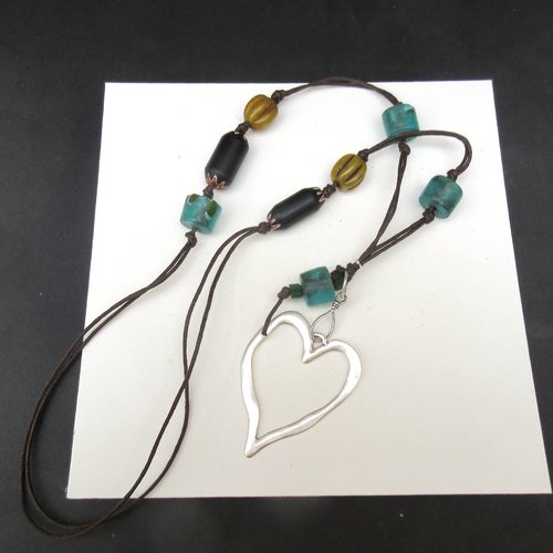 Chou chou du coeur: un collier romantique et minimaliste avec coeur en argent et perles en verre du népal ....
