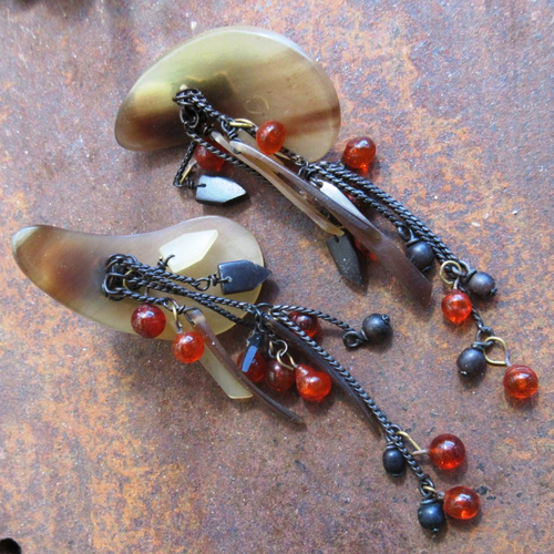 Eclats d'orange : des boucles d'oreille clips wabi sabi en os avec perles en bois d'ébène ...